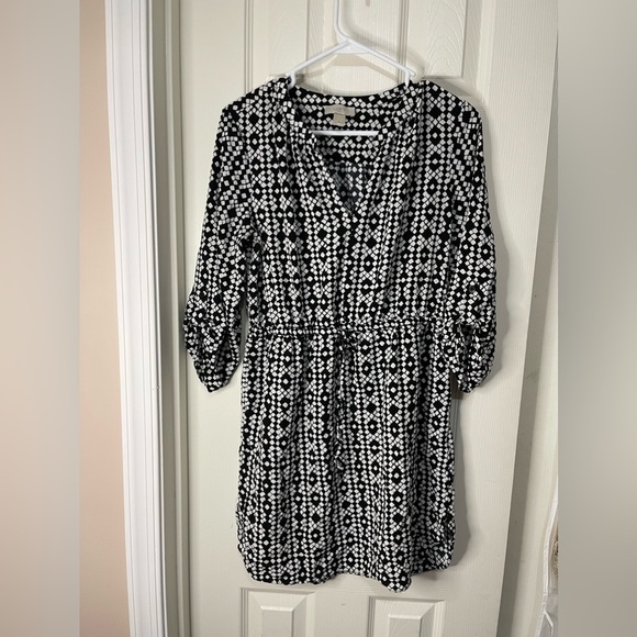 LOFT Dresses & Skirts - Loft Black and White Printed V Neck Front Dress with Roll Tab Sleeves size Med